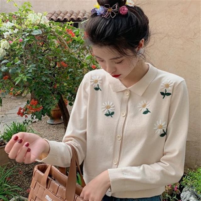 Áo khoác len Cardigan dáng rộng in hình hoa cúc | BigBuy360 - bigbuy360.vn