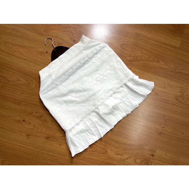 Chân váy trắng có lớp quần bên trong hãng Seven am size L