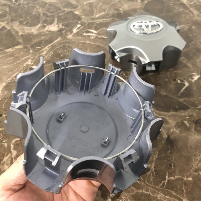 1 chiếc Logo chụp mâm, ốp lazang bánh xe ô tô Toyota Fortuner 2012- 2016 và Toyota Hilux 2011-2015 mã TY-139