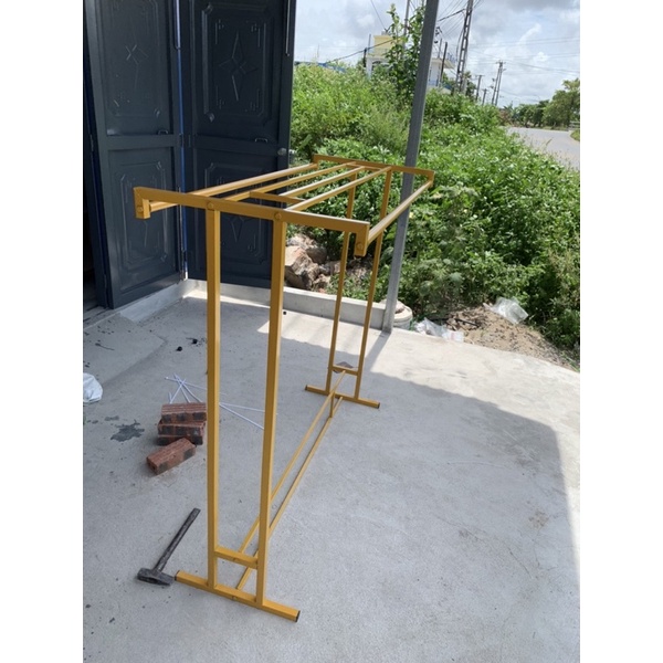 Kệ đôi vuông vàng treo quần áo shop