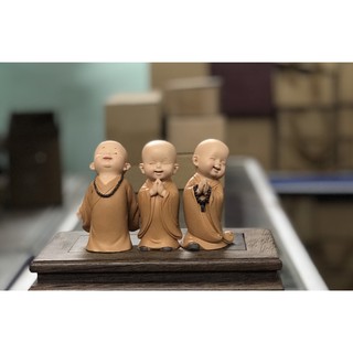 chú tiểu mỉm cười đứng nhựa composite cao 10cm