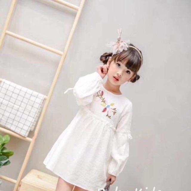 Đầm trắng tay dài
