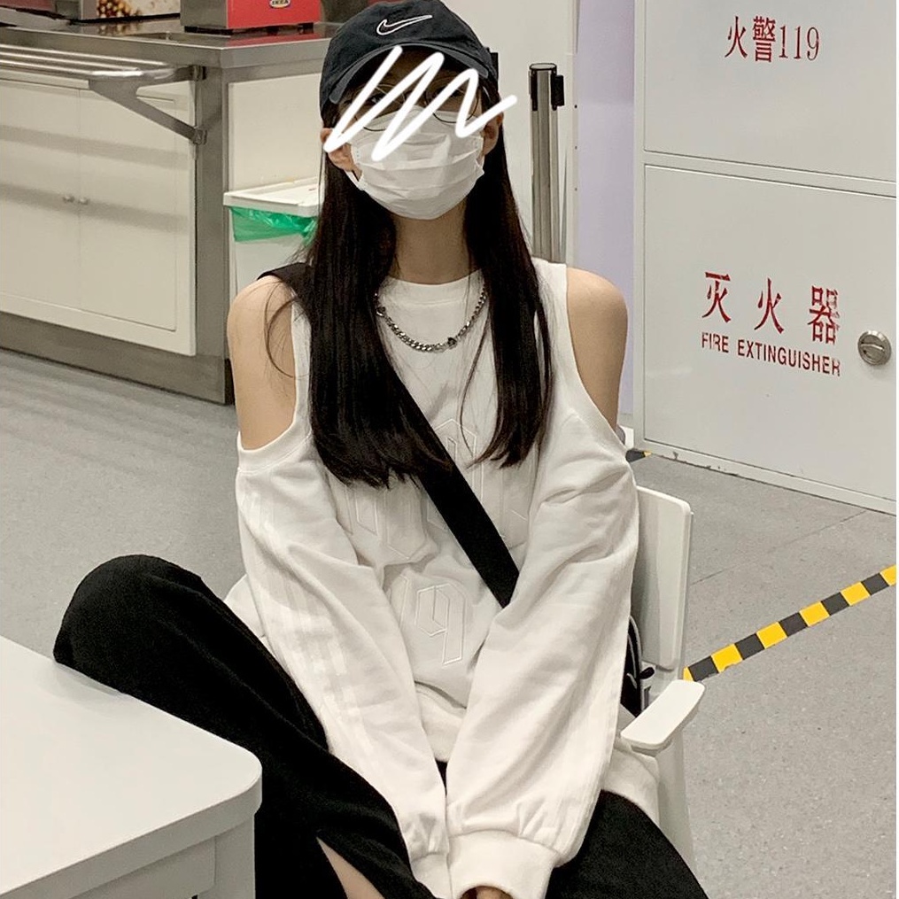 Áo hoodie trễ vai tay dài màu trắng thiết kế độc đáo phong cách Hàn Quốc