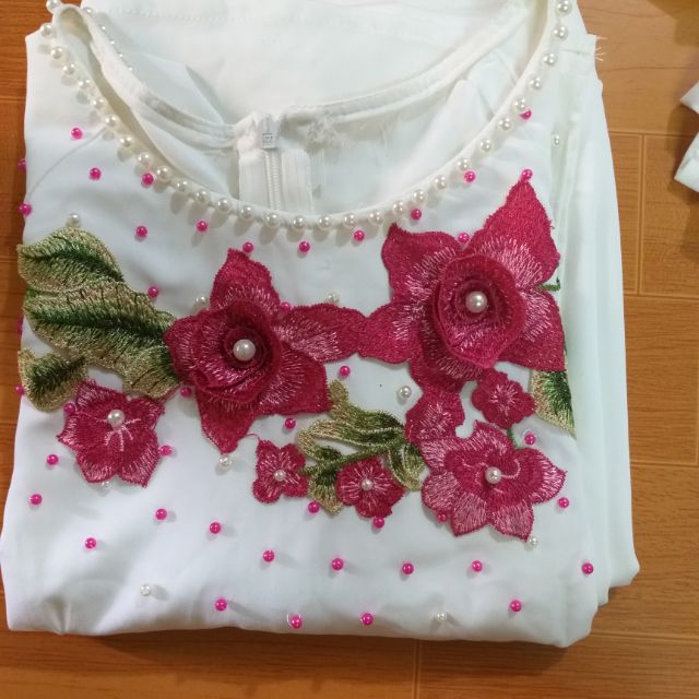 Thanh lý áo trắng đính hoa