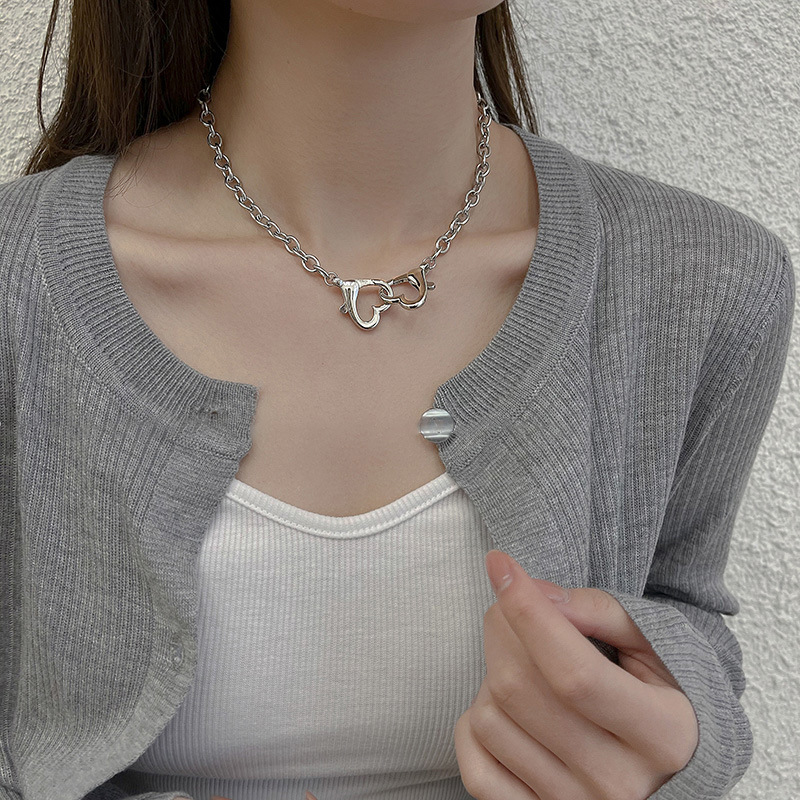 Vòng cổ choker mặt hình trái tim lồng vào nhau phong cách đơn giản thời trang
