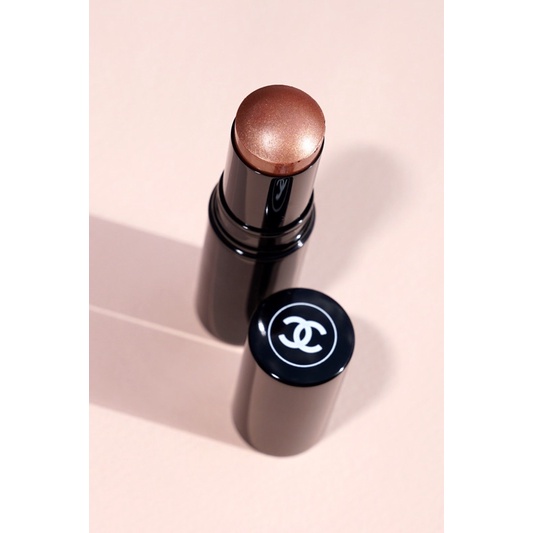 🍃 Highlighter bắt sáng dạng thỏi CHANEL BAUME ESSENTIEL Multi-Use Glow Stick - màu Golden Light | BigBuy360 - bigbuy360.vn