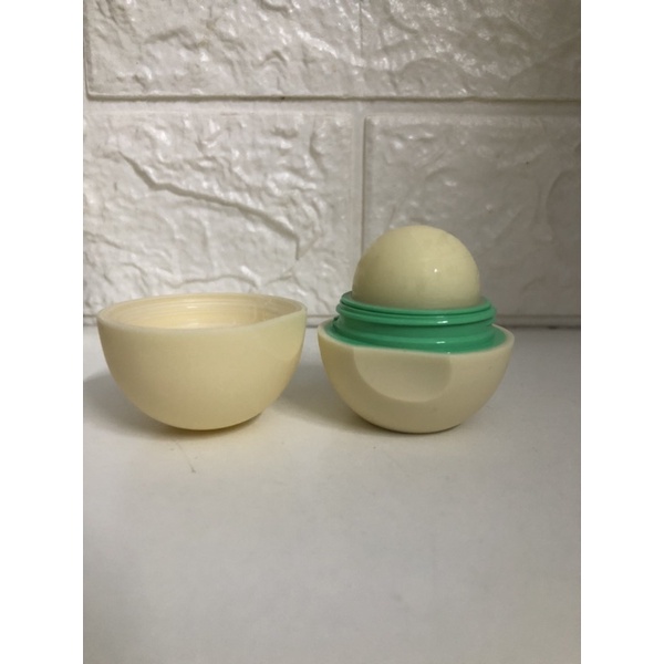 Lip Balm Son trứng dưỡng môi tự nhiên EOS 3 mùi - Mùi táo mật, sương muối dưa hấu, dâu đen. giá 1 trứng
