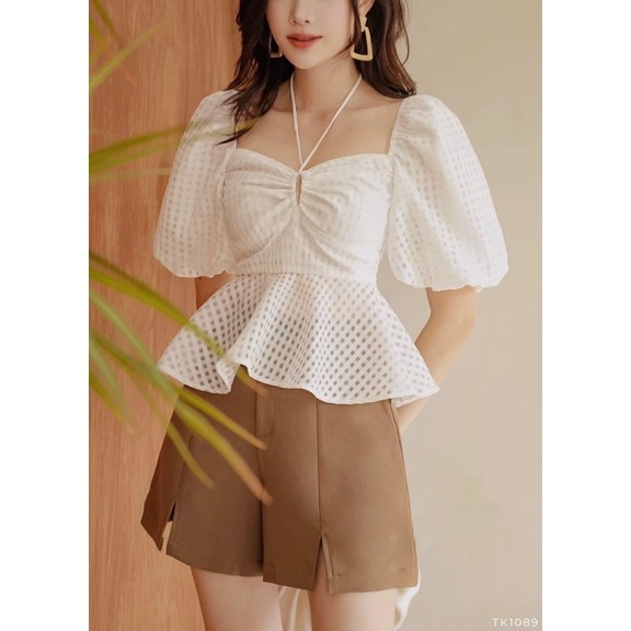 Áo peplum tay phồng mặc được 2 kiểu cột nơ trước ngực và cột cổ yếm