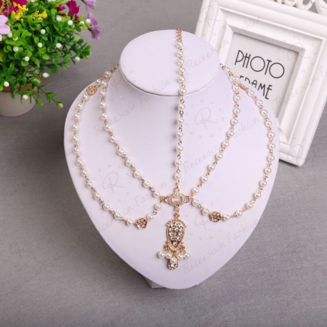 Vòng cổ da trưng bày trang sức cao cấp