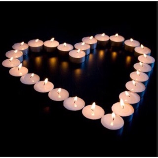 Nến tealight. Màu ngẫu nhiên