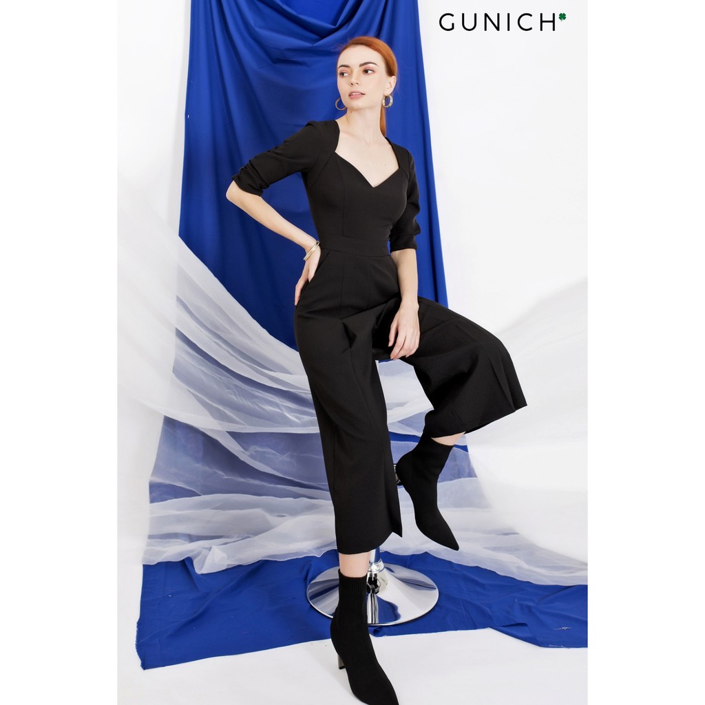 Jumpsuit cổ V đen tay ngắn dáng quần ống rộng Gunich