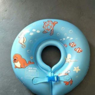 Phao đỡ cổ cho bé tập bơi