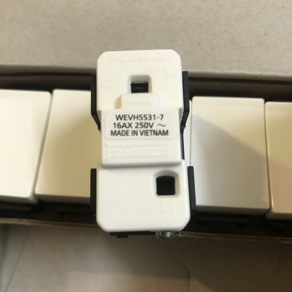 Hạt Công Tắc 1 Chiều Refina Panasonic  WEV-5531