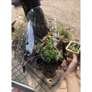 kính chắn gió M4