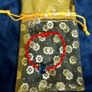 Dây đeo tay charm chỉ đỏ may mắn