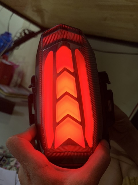 Đèn hậu tích hợp xi nhan R15 V3 chạy led AUDI đổi màu