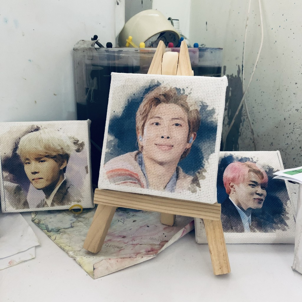 Tranh canvas BTS 10x10cm trang trí kèm giá gỗ 7 thành viên Jin, Jimin, Suga, Jungkook, V, Jhope, RM