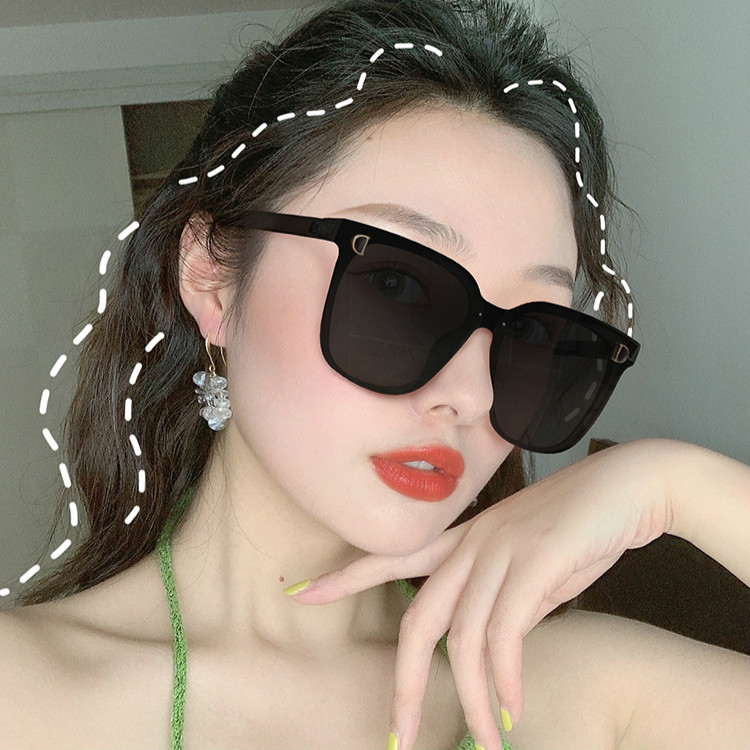 Kính mát chữ D dành cho nam và nữ