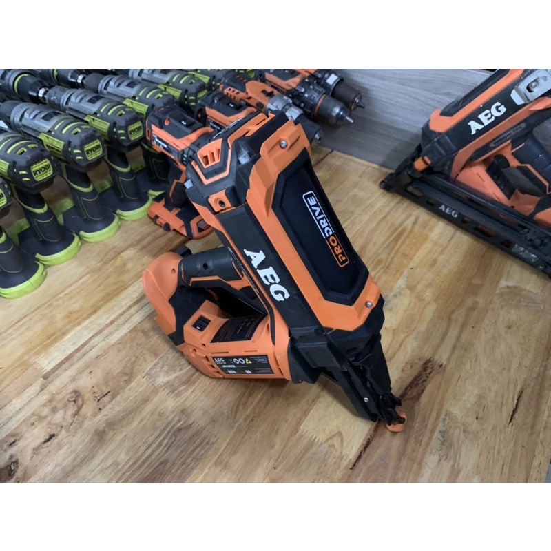 Máy bắn đinh xéo AEG không chổi than - AFNDA18B