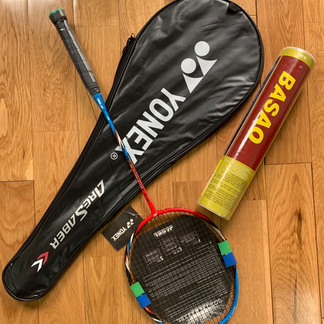 Vợt cầu lông yonex (tặng kèm hộp cầu lông Basao gồm 10 quả)