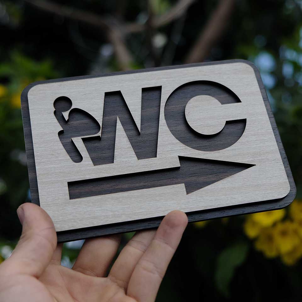 Bảng WC Gỗ mũi tên chỉ hướng nhà vệ sinh LEVUTL03