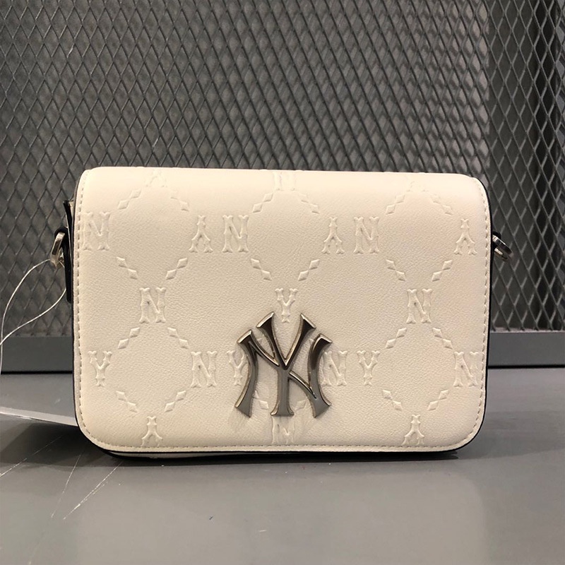 Túi đeo chéo MLB hình vuông cỡ nhỏ đính phụ kiện kim loại hình logo NY thời trang Hàn Quốc 2021