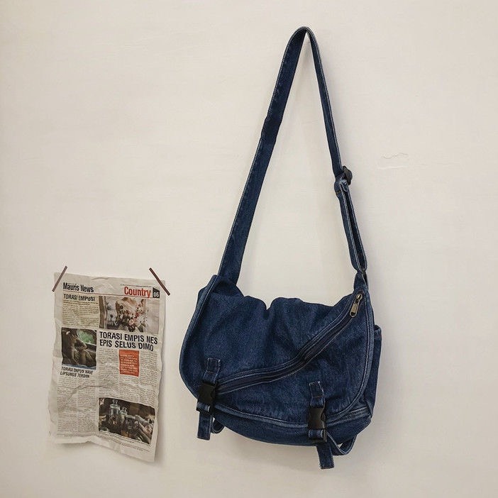 Túi jeans đeo vai đeo chéo màu đậm nắp nhựa cài phong cách ulzzang