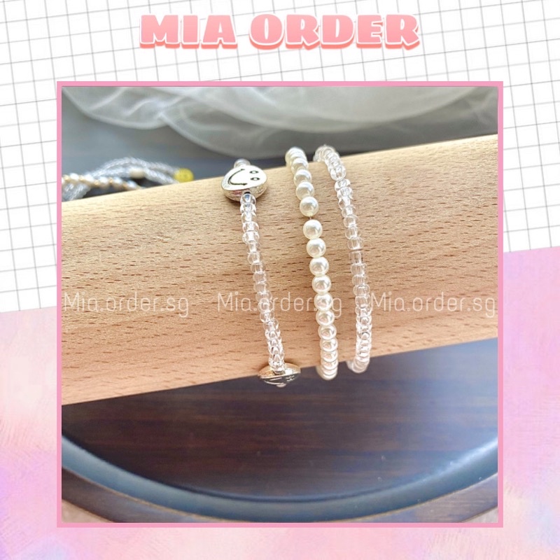 Combo 3 vòng tay HANDMADE hạt cườm nhựa trong suốt + ngọc trai nhựa có charm mặt cười mạ bạc ( Có tách set ) mia.order