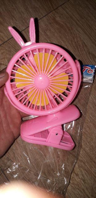 Chiếc quạt mini để bàn và kẹp xoay 180 độ bằng nhựa tặng kèm pin rất đẹp