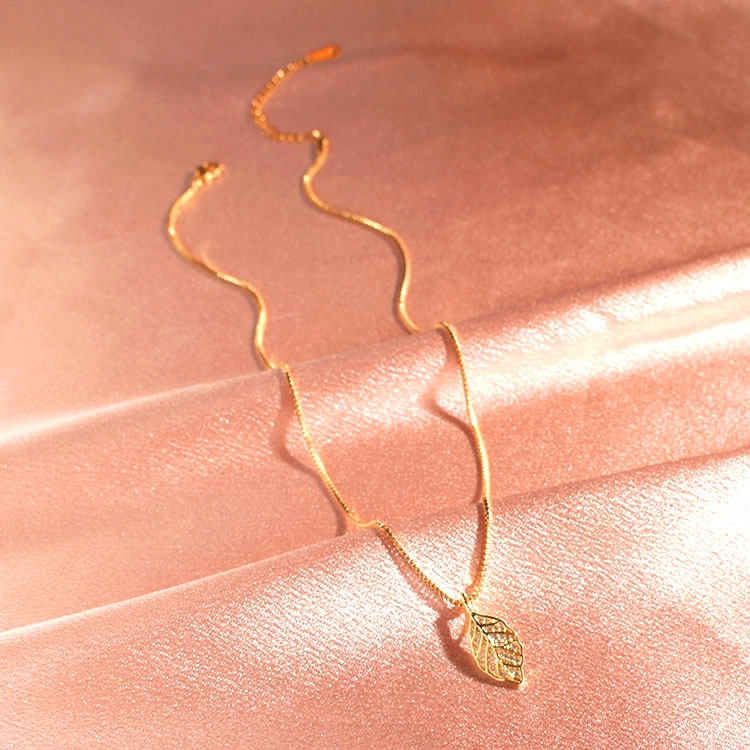 Dây Chuyền Ngắn Bằng Thép Không Gỉ Mạ Vàng 18k Mặt Hình Chiếc Lá Dành Cho Nữ