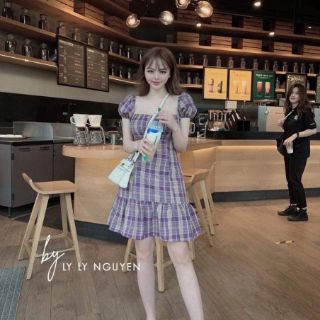 Váy kẻ đuôi cá cổ vuông