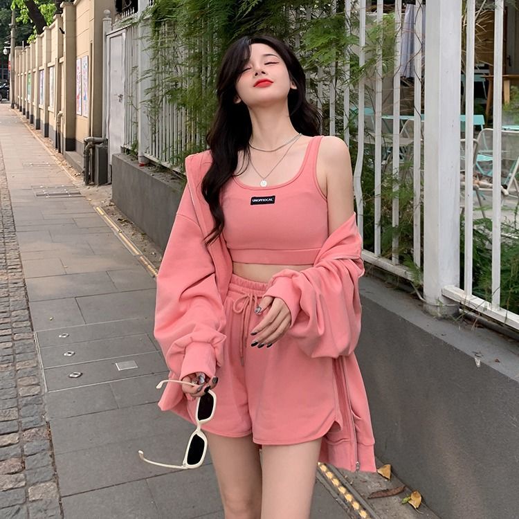 Bộ đồ COZOKC gồm áo hoodie và quần short lưng cao phối áo hai dây phong cách thể thao năng động