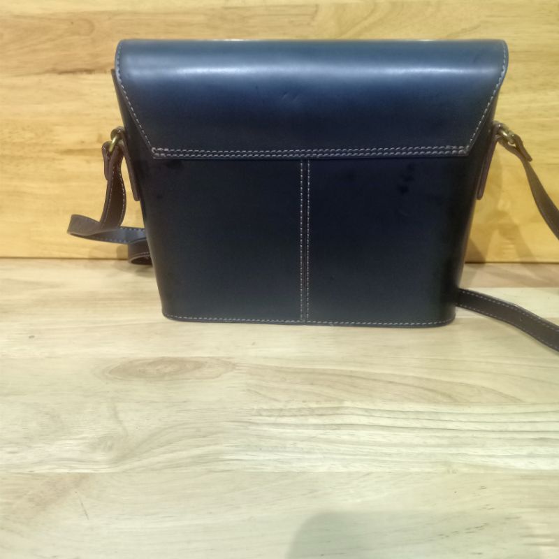 Túi đeo chéo da cứng phom hộp secondhand 040722