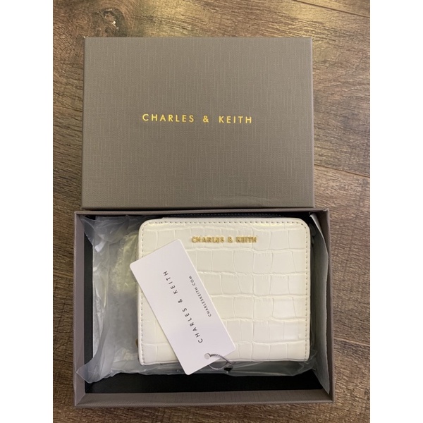 Ví da nữ Charles & Keith trắng