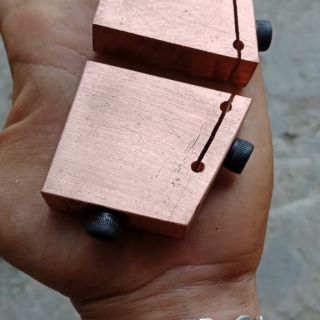 Kẹp Kim Hàn cell pin đồng đỏ kèm Đôi kim và ốc lục giác dài 5cm rộng 4cm dày 1cm