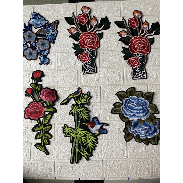 Hoa ủi  dùng để trang trí đính áo , váy , túi xách ,..