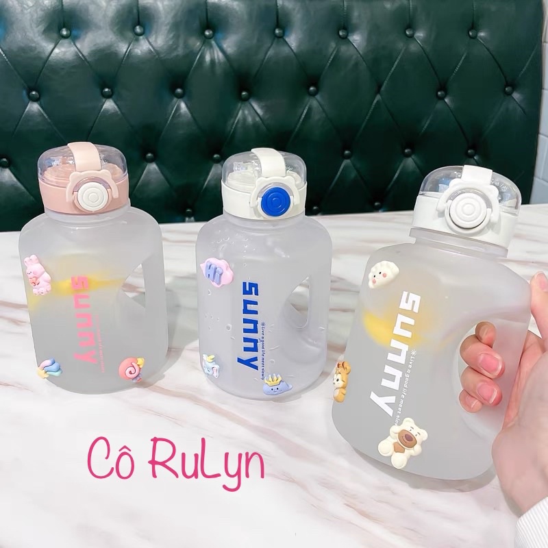 Bình đựng nước 1L có ống hút khi bật nắp, phụ kiện dây và sticker 3D siêu đáng yêu