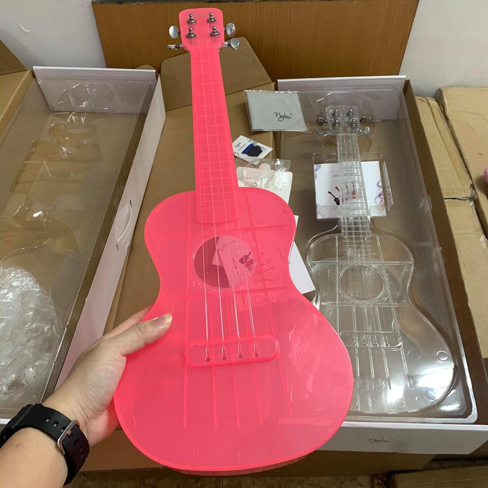 Đàn Ukulele Màu Hồng Trong Suổt