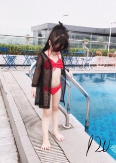 Bộ bikini bé gái kèm áo khoác.