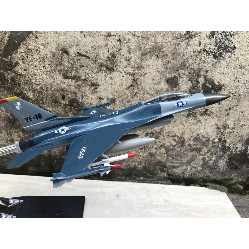 Mô hình Máy báy F-16. 1:72-ABS