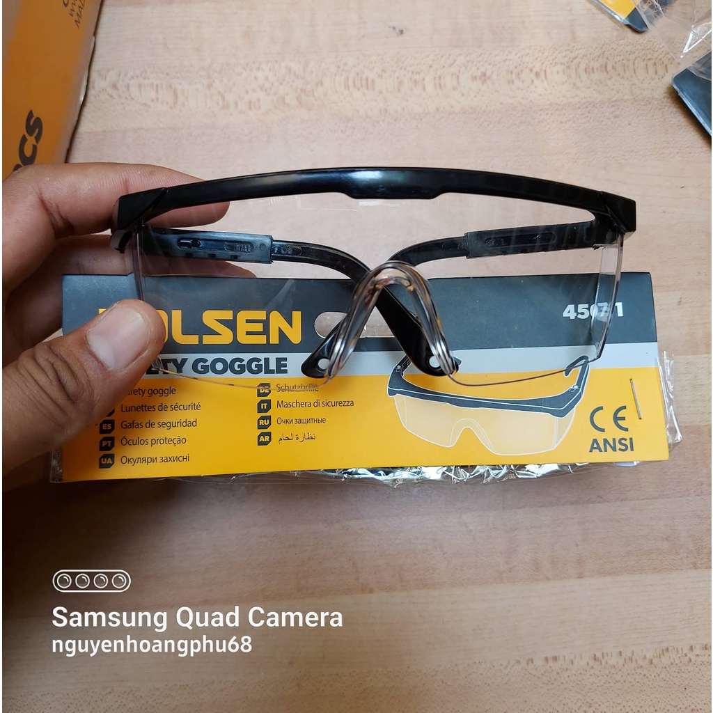 Kính bảo hộ thương hiệu Tolsen làm từ polycarbonate bền chịu được va đập
