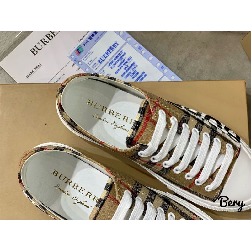 Giày thể thao cao cấp.