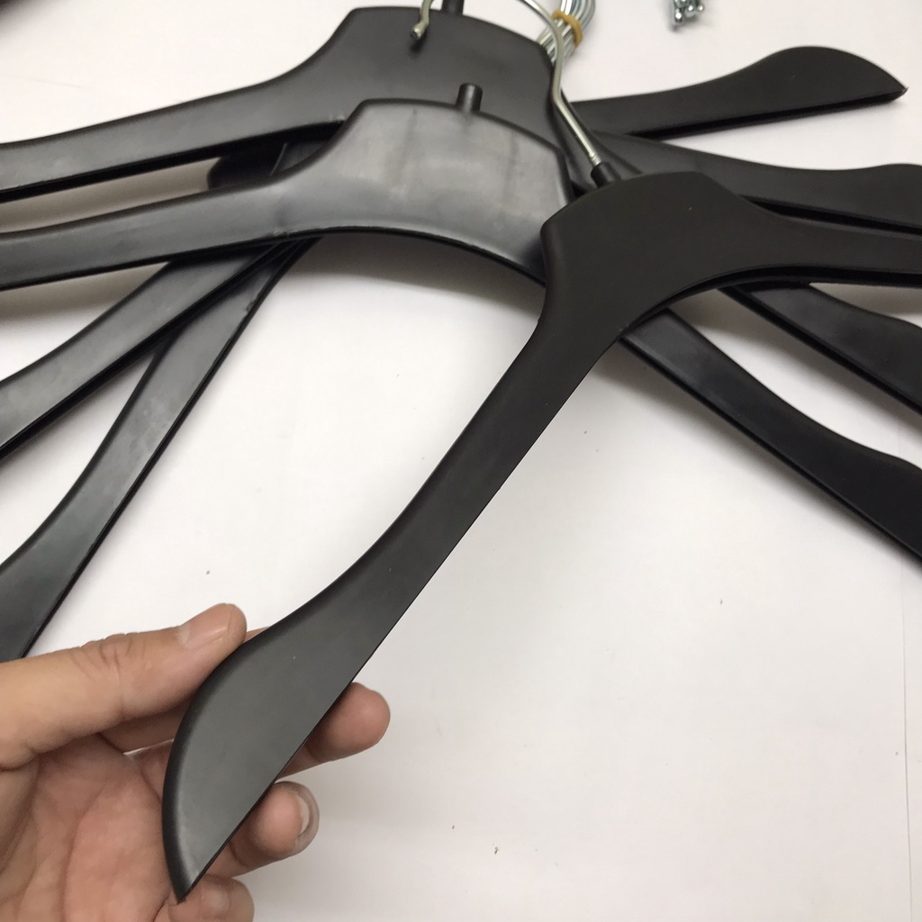 Móc treo quần áo nữ vai dẹt, chất liệu nhựa màu đen sơn bóng, đầu móc xoay 360 độ, dùng cho shop thời trang