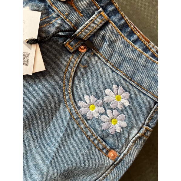 Quần jeans thêu