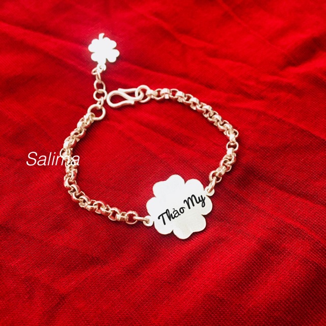 Lắc hoa khắc tên cho bé