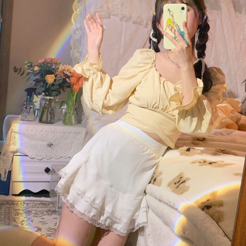 [Order] (K4) Set váy áo kiểu Hàn Quốc loại đẹp. Áo kiểu ôm dáng màu vàng nhạt + Chân váy dạng tầng phối ren màu trắng.