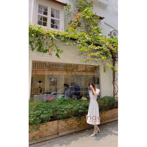 Đầm cổ V midi tà chéo xếp li 2 màu nâu/trắng