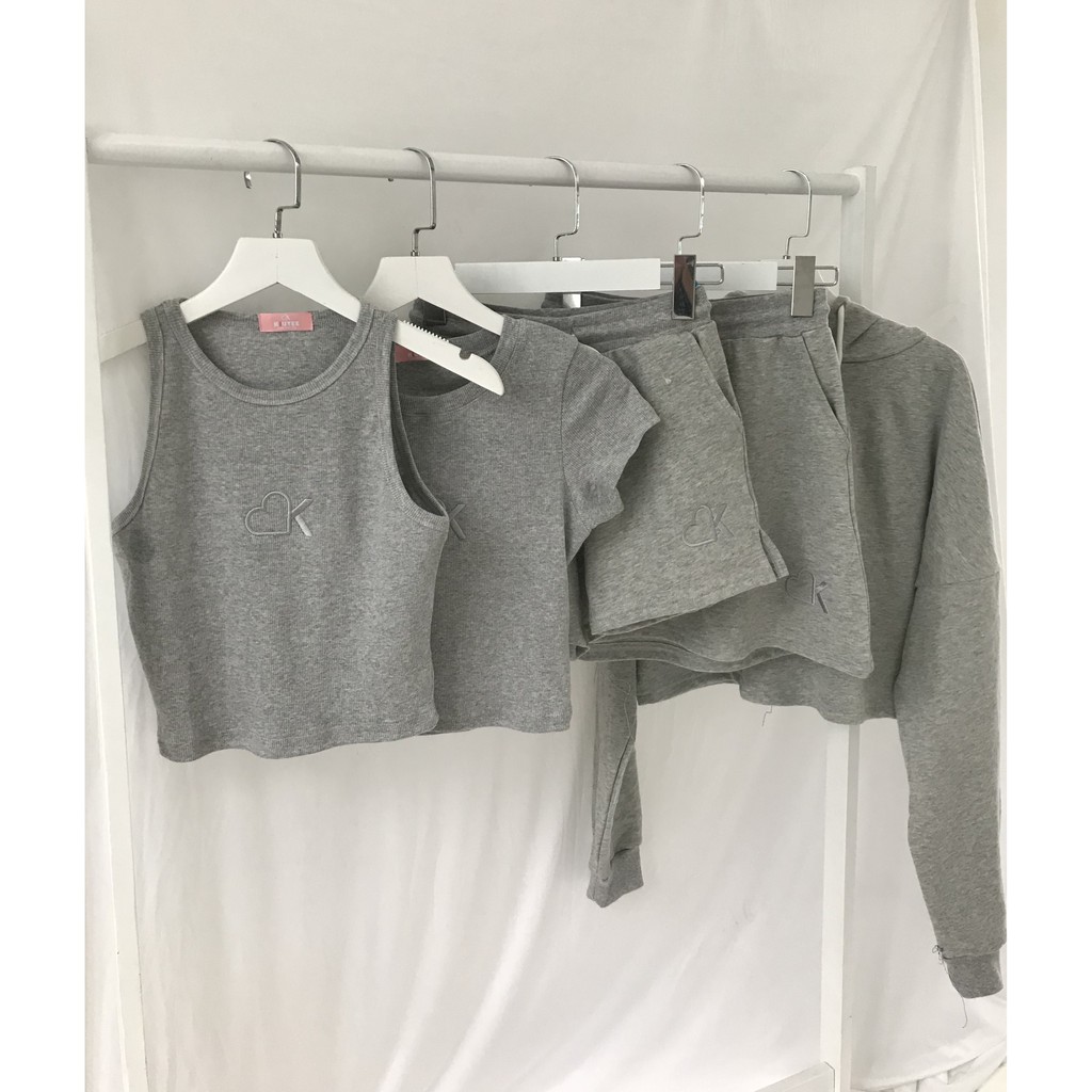 Nguyên bộ áo croptop và quần đùi LOVEKIUTEE