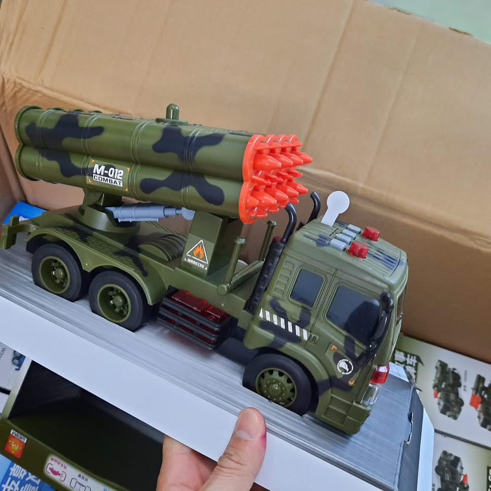 Mô hình xe ô tô quân sự tỉ lệ 1:16 xe có âm thanh và đèn đồ chơi trẻ em