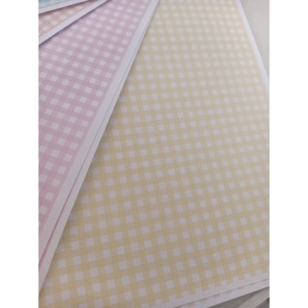 Giấy in hoạ tiết caro, dùng bao vở, gói quà.  ib shop nếu muốn thiết kế theo yêu cầu!